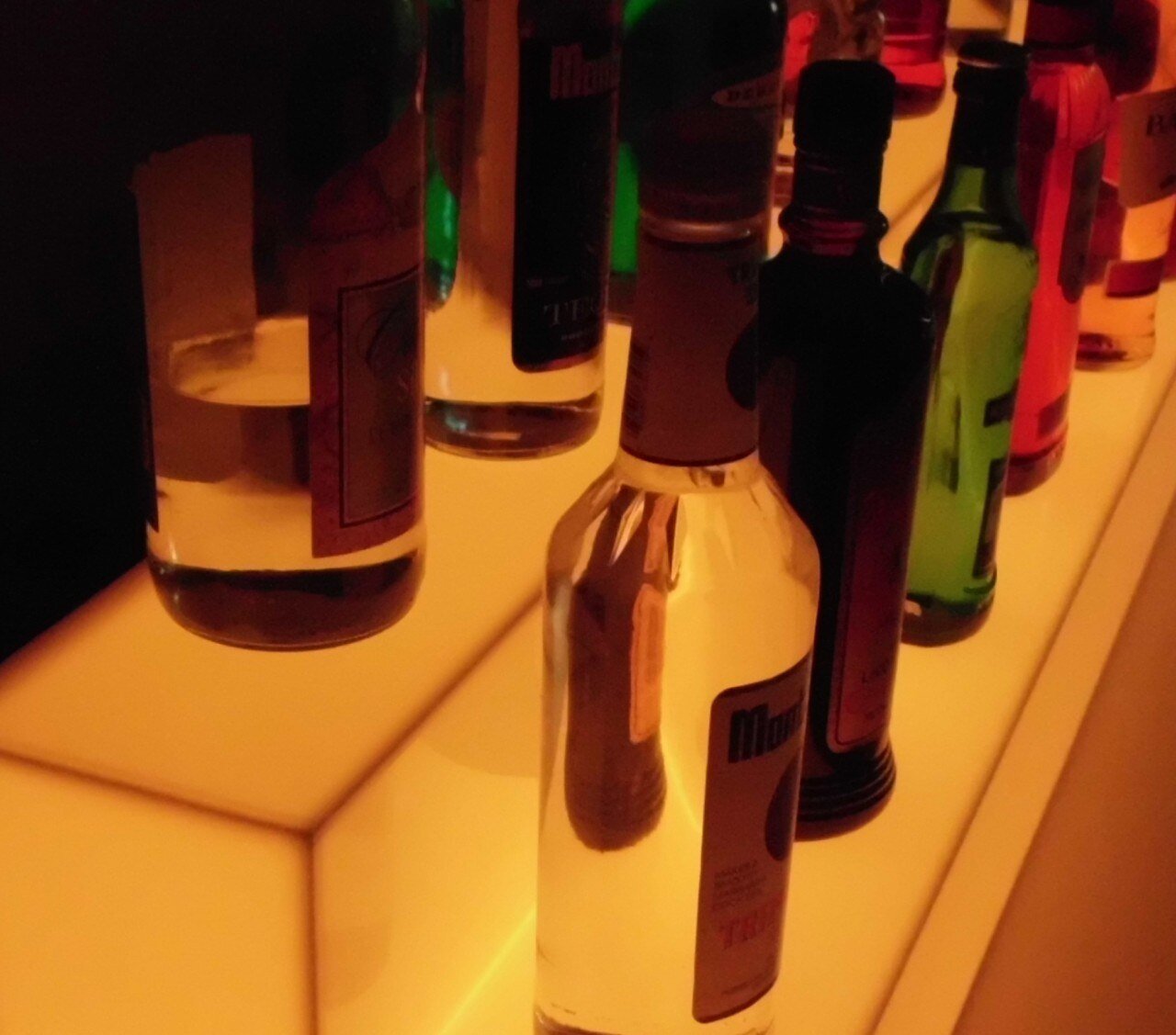 Counter-top bottle displays for restaurants & bars