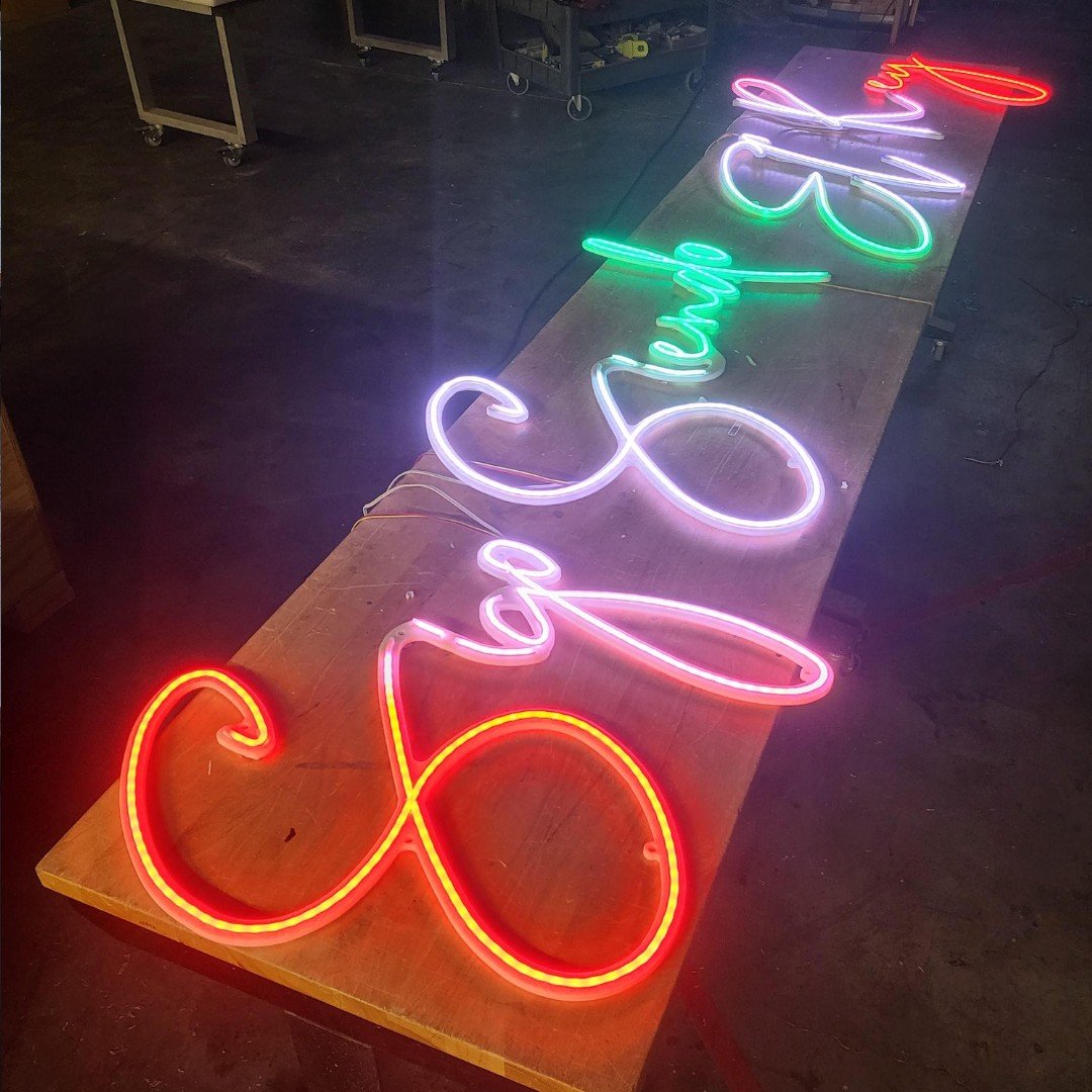 LED Neon Style Signs Emoji Wink Happy Sad Emotion Electric Cool Design Custom Customizable Wall Mounted Gift Idea Fun Boy Girl Room Bedroom Light