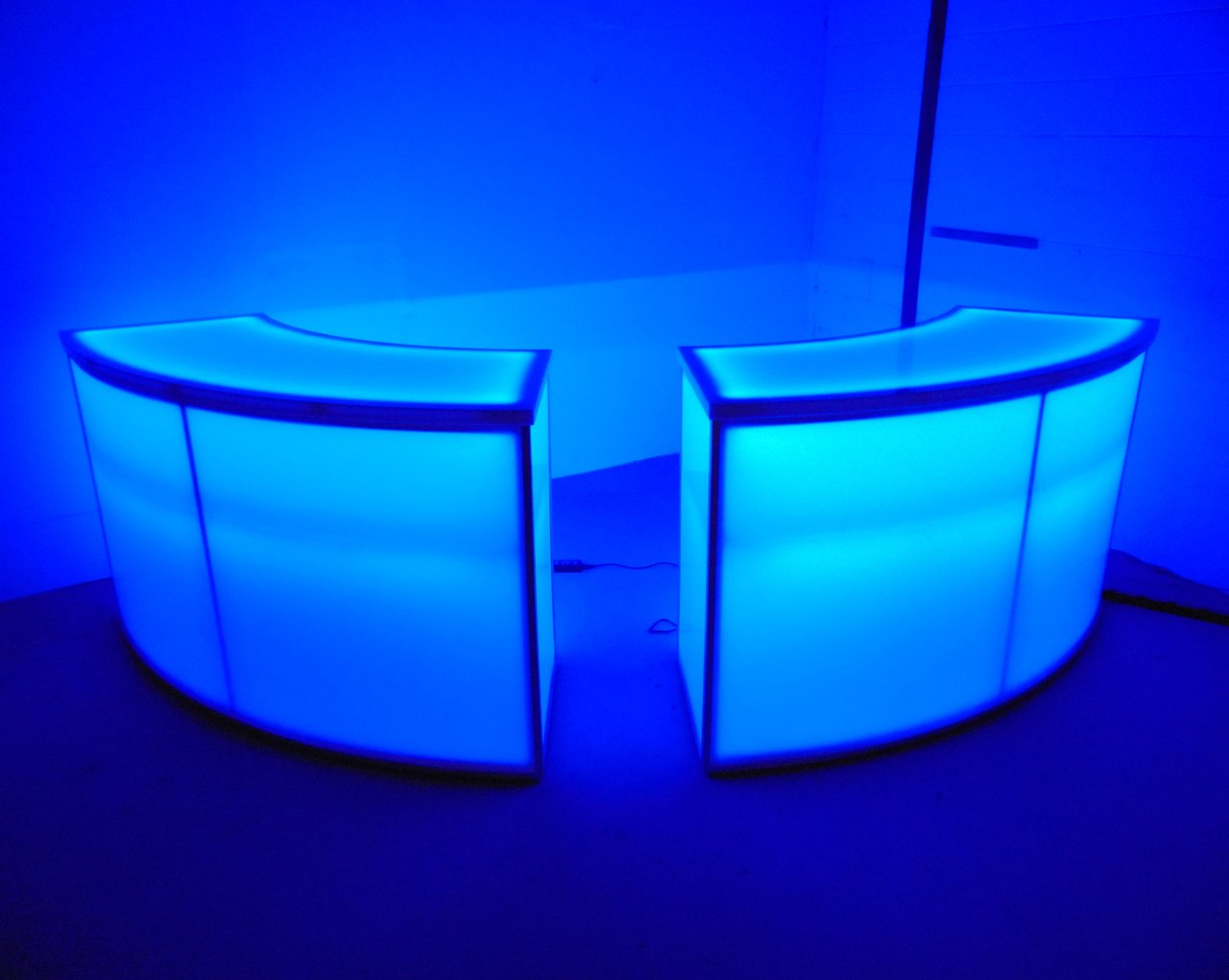 Light-Up Serpentine Cocktail Bar | LED Curved Portable Bars